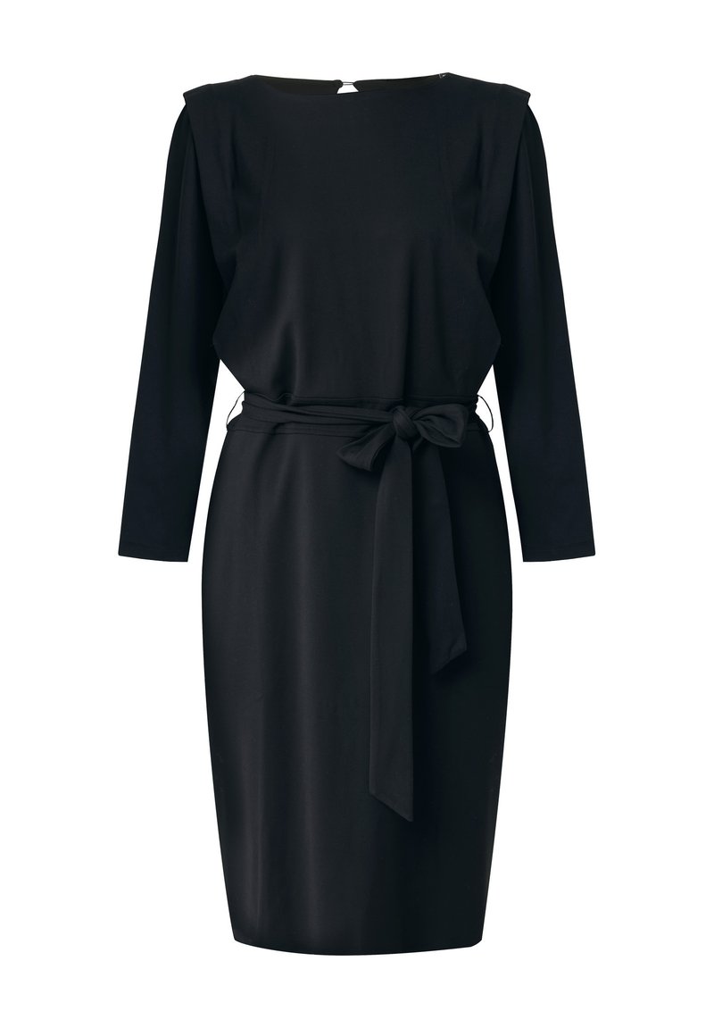 Schwarzes Kleid aus glattem Stoff, mit langen Ärmeln, rundem Halsausschnitt, einem gebundenen Taillengürtel und einem dezenten Rückenverschluss.