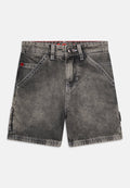 Denim-Shorts in einem ausgewaschenen Schwarz, mit Knopfverschluss, Gürtelschlaufen und seitlichen Taschen. Kontrastnähte entlang der Nähte.