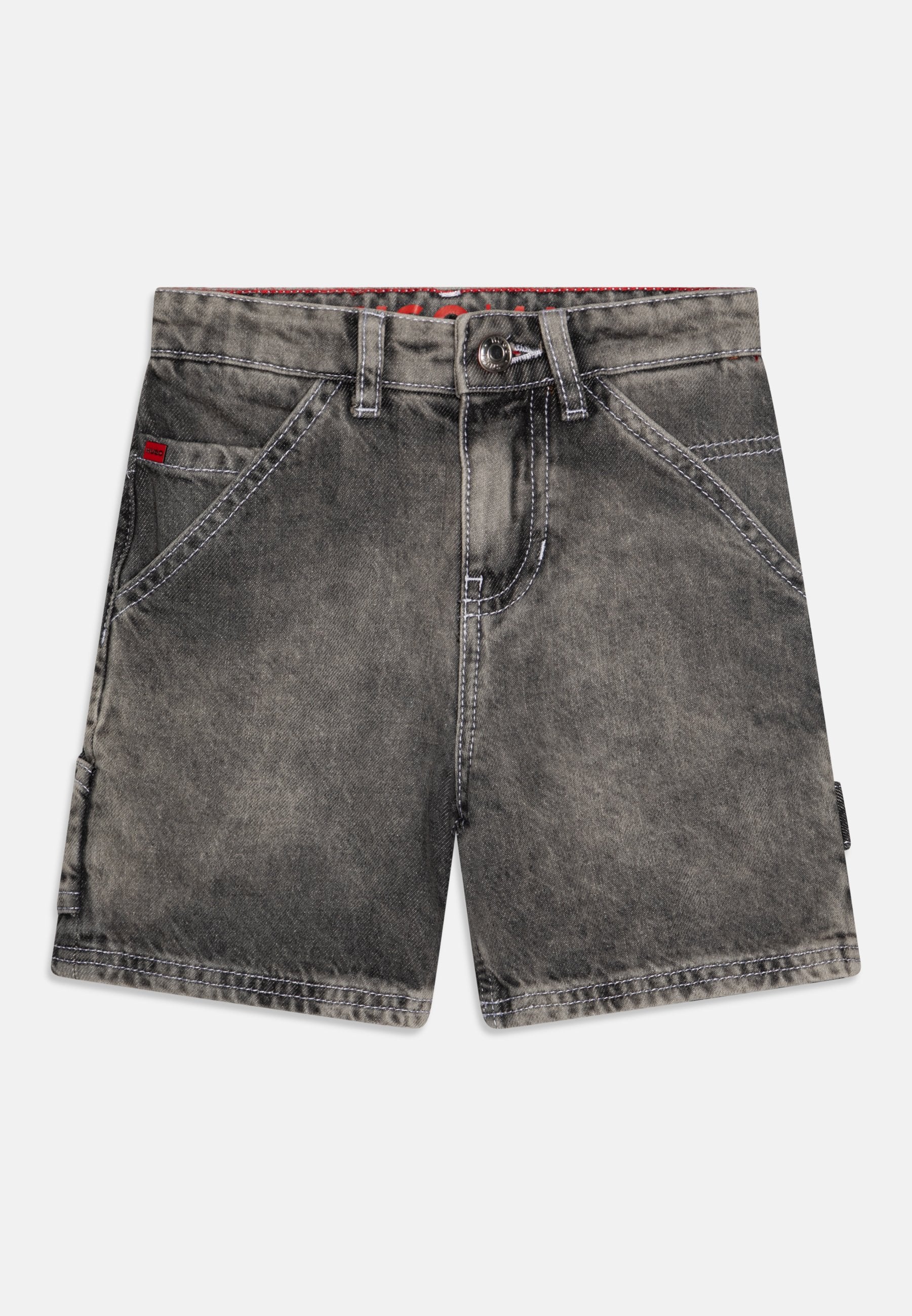 Denim-Shorts in einem ausgewaschenen Schwarz, mit Knopfverschluss, Gürtelschlaufen und seitlichen Taschen. Kontrastnähte entlang der Nähte.