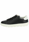 Schwarze Ledersneaker mit runder Zehenpartie, weißer Gummisohle und schwarzen Schnürsenkeln. Besitzt einen gepolsterten Kragen und seitliche Akzente in Weiß.