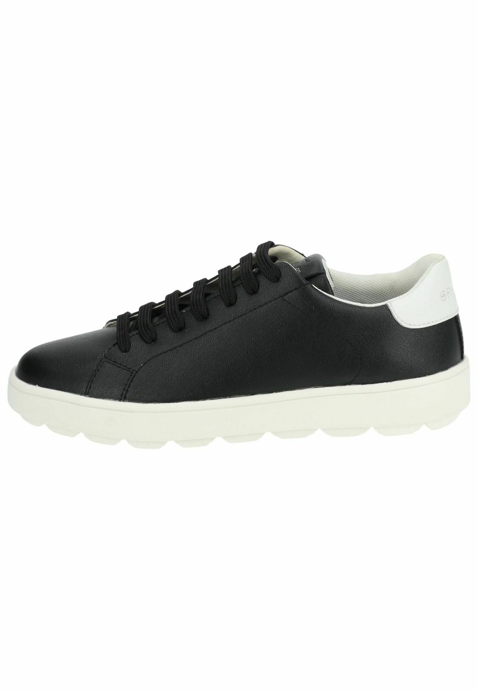 Schwarze Ledersneaker mit runder Zehenpartie, weißer Gummisohle und schwarzen Schnürsenkeln. Besitzt einen gepolsterten Kragen und seitliche Akzente in Weiß.