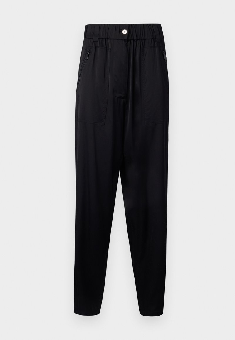Schwarze Hose aus glattem, leichtem Stoff. Sie verfügt über einen elastischen Bund, Seitentaschen und schmal zulaufende Beine für eine entspannte Passform.