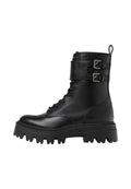 Schwarze Leder-Stiefeletten mit Schnürung vorne, zwei Schnallenakzenten in der Nähe des Knöchels und einer klobigen Profilsohle für besseren Halt.
