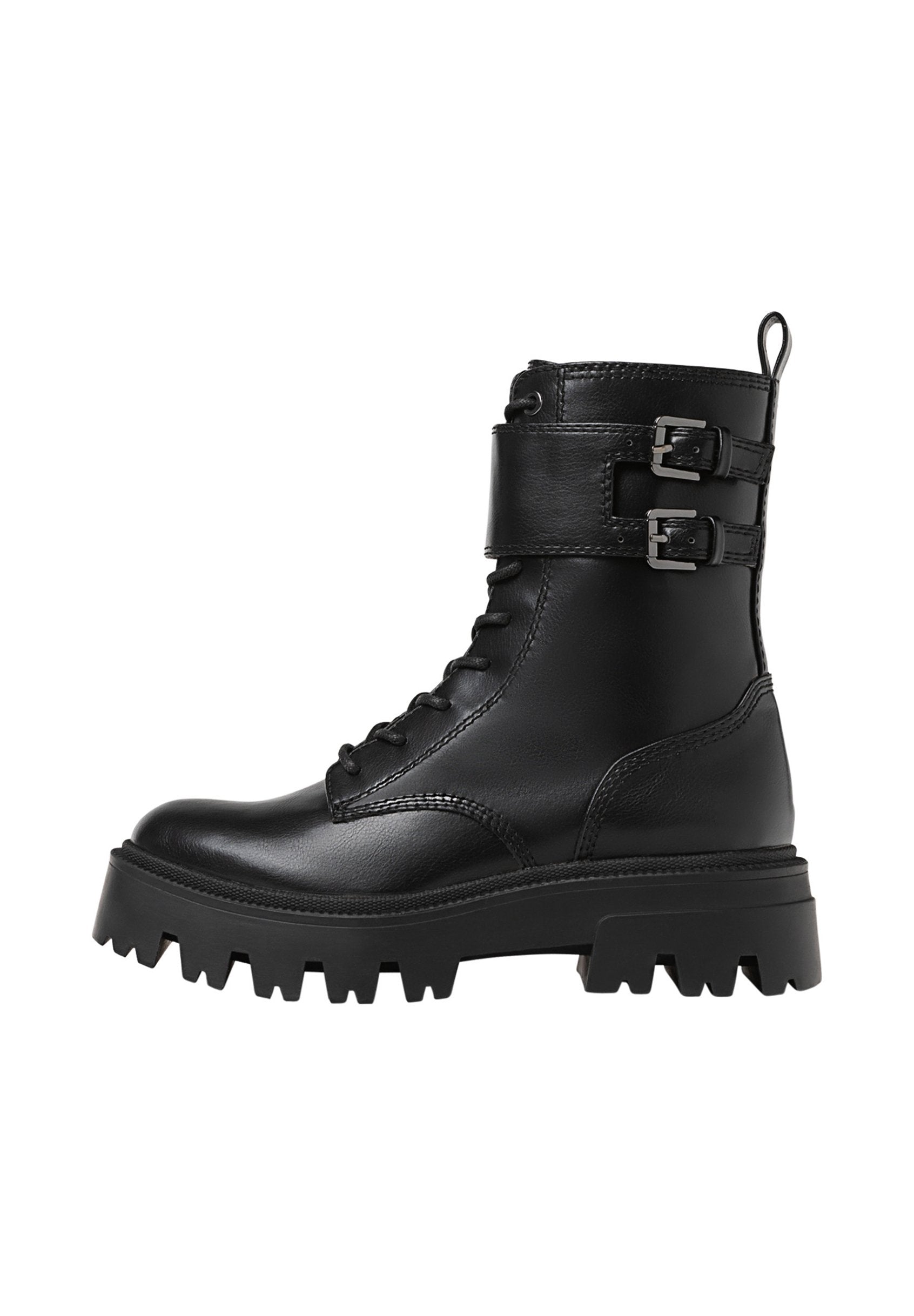 Schwarze Leder-Stiefeletten mit Schnürung vorne, zwei Schnallenakzenten in der Nähe des Knöchels und einer klobigen Profilsohle für besseren Halt.