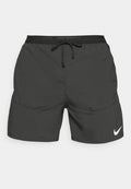 Schwarze Laufshorts mit einem elastischen Bund, Kordelzug, Seitentaschen und einem weißen Nike-Logo am unteren linken Bein.
