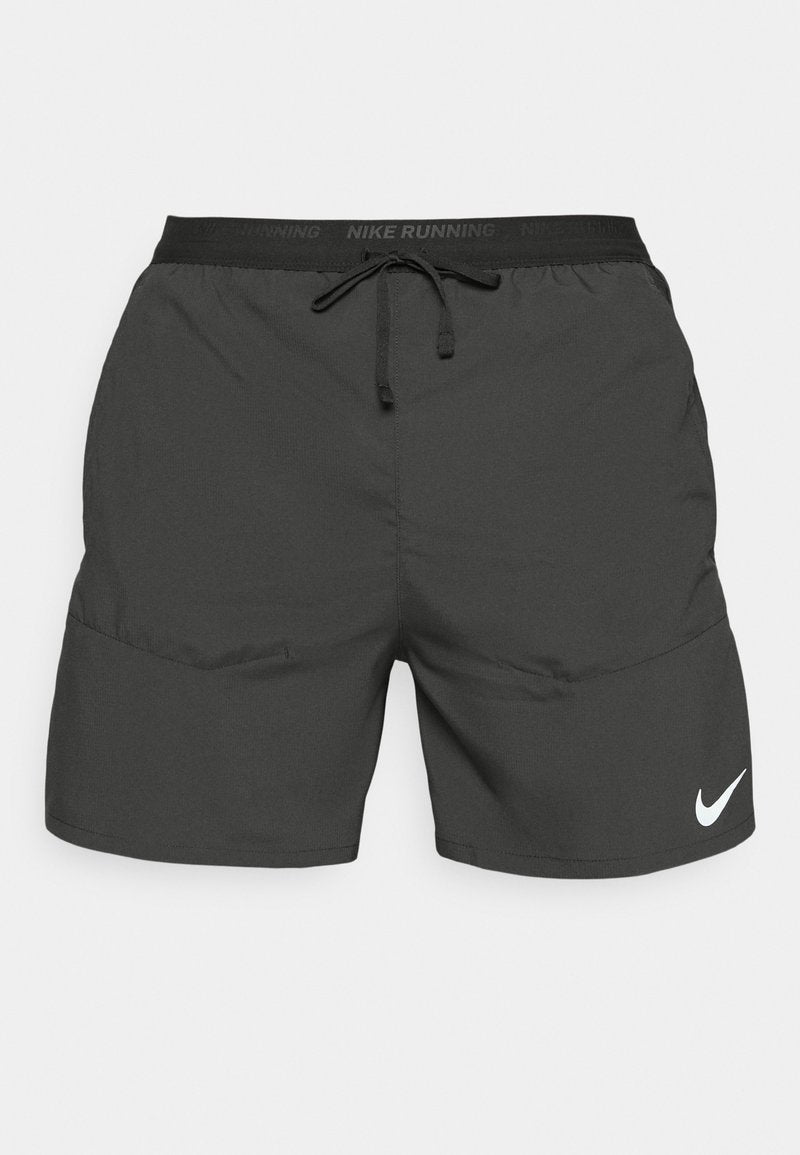 Schwarze Laufshorts mit einem elastischen Bund, Kordelzug, Seitentaschen und einem weißen Nike-Logo am unteren linken Bein.