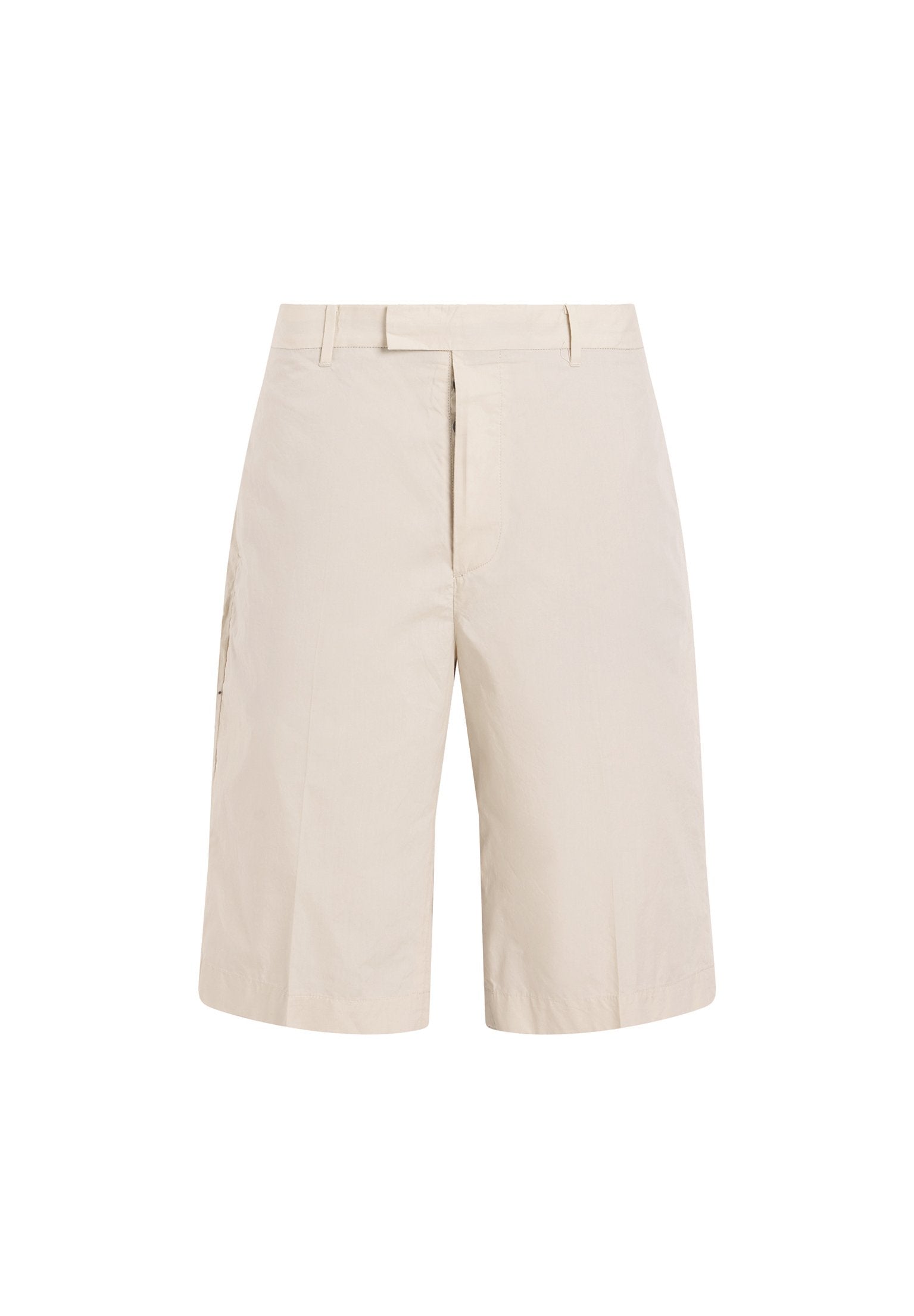 Beige Kniebund-Shorts mit Gürtelschlaufen, vorderem Reißverschluss und einem glatten, schlichten Design auf weißem Hintergrund.
