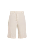 Beige Kniebund-Shorts mit Gürtelschlaufen, vorderem Reißverschluss und einem glatten, schlichten Design auf weißem Hintergrund.