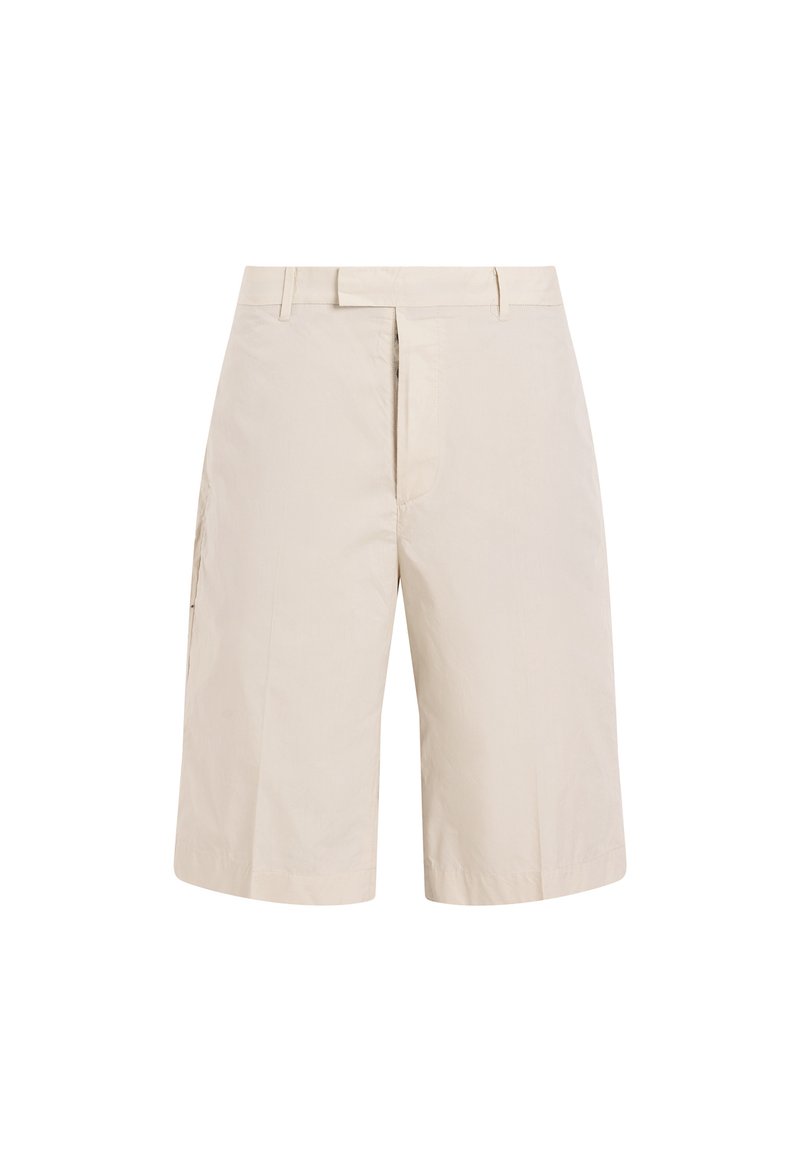 Beige Kniebund-Shorts mit Gürtelschlaufen, vorderem Reißverschluss und einem glatten, schlichten Design auf weißem Hintergrund.