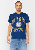 Marineblaue Baumwoll-T-Shirt mit auffälligem gelbem "DIESEL"-Logo und "1978" in distressed Druck. Kurze Ärmel, runder Ausschnitt und lockere Passform.
