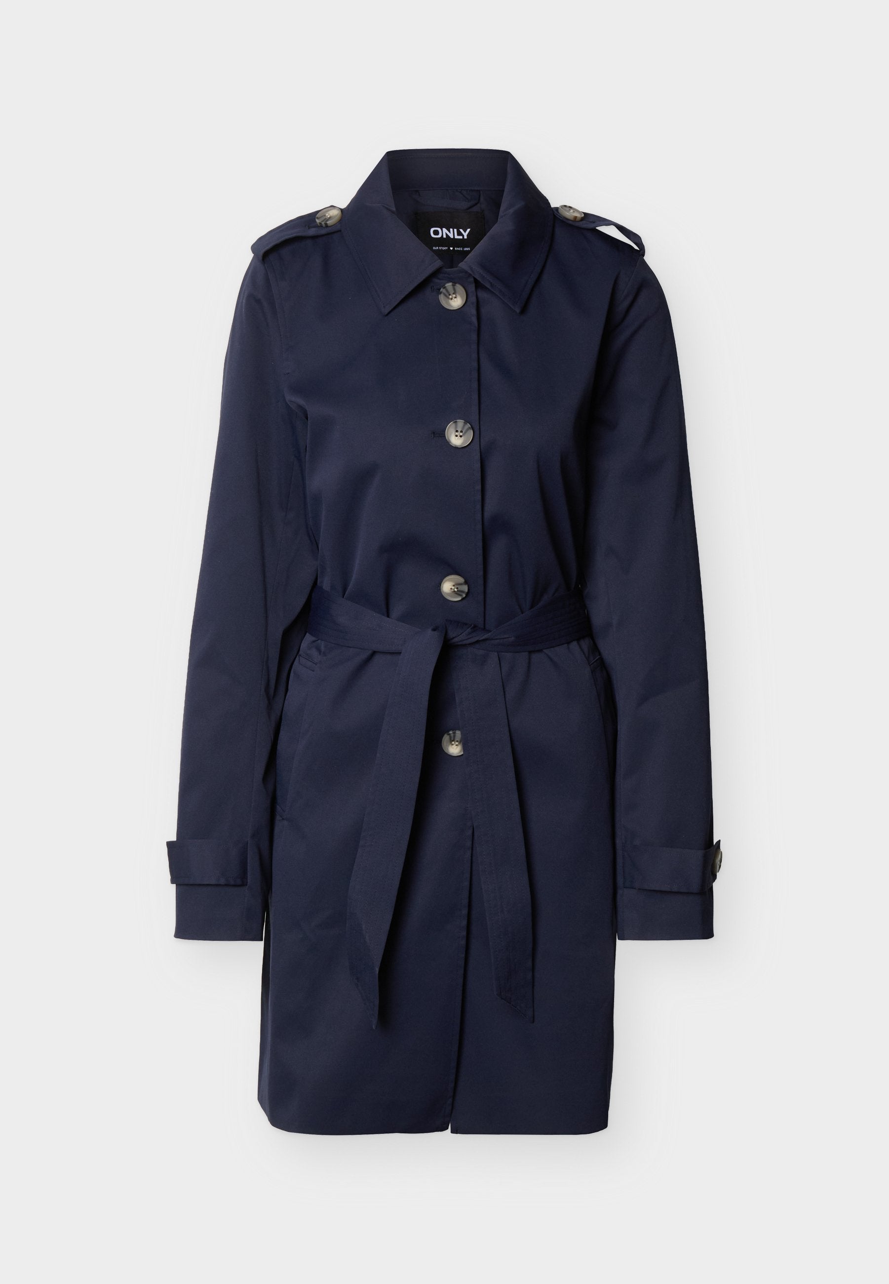 Marineblauer Trenchcoat mit großen Knöpfen, Taillengürtel, Schulterklappen und Manschettenriemen vor einfachem Hintergrund.