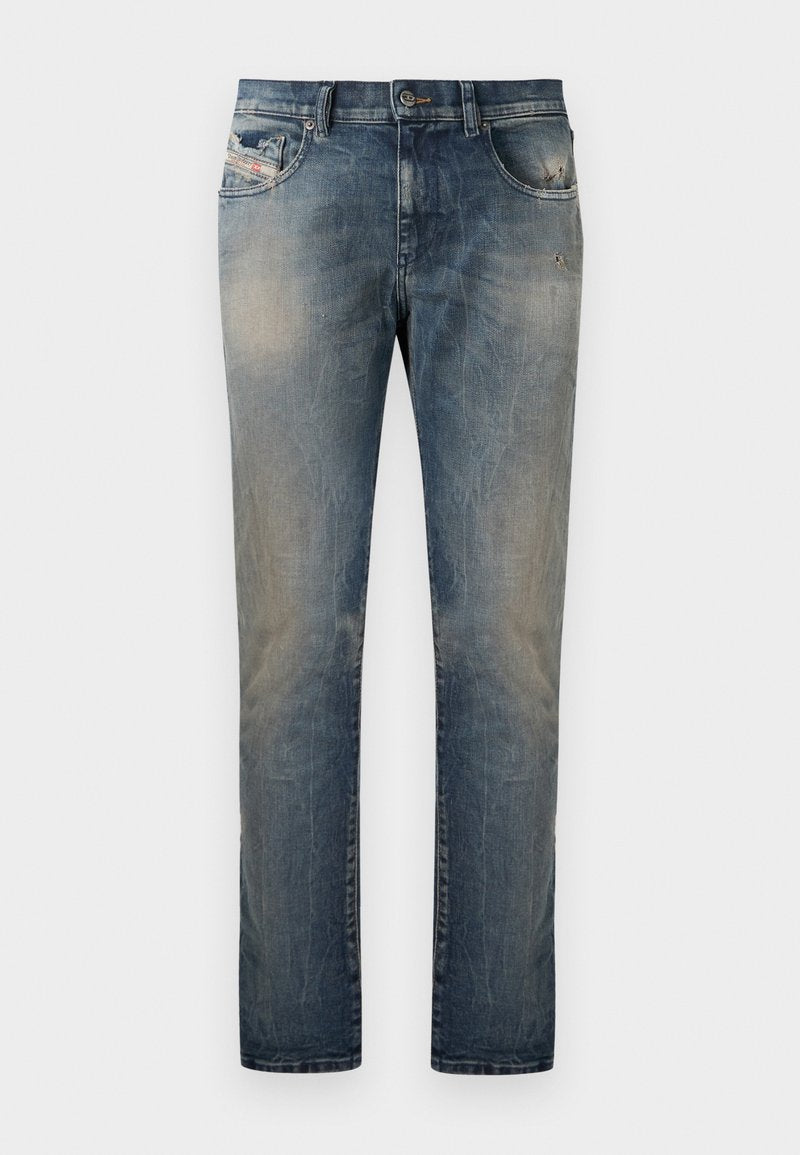 Blaue, verwaschene Jeans mit geradem Bein, leicht verwaschen und mit leichten Abnutzungsspuren sowie Faltenbildung an den Vordertaschen und Oberschenkeln, mit Knopf- und Reißverschluss.