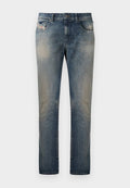 Blaue, verwaschene Jeans mit geradem Bein, leicht verwaschen und mit leichten Abnutzungsspuren sowie Faltenbildung an den Vordertaschen und Oberschenkeln, mit Knopf- und Reißverschluss.