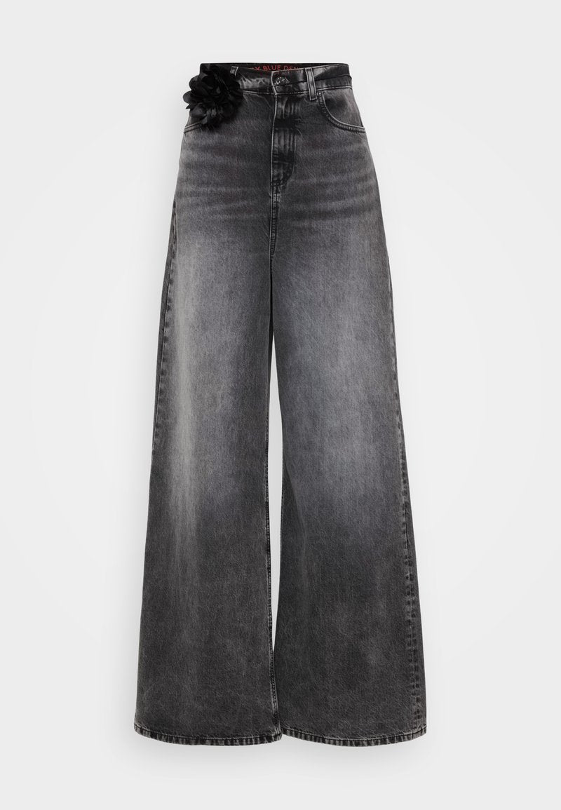 Weite Jeans aus verblasstem schwarzem Denim, mit hoher Taille und einem dekorativen schwarzen Blumenakzent am Bund.