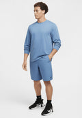 Hellblaues Langarmhemd und passende Shorts mit Nike-Logo. Schwarze Sportschuhe mit strukturiertem Sohlenprofil und Knöchelstütze.