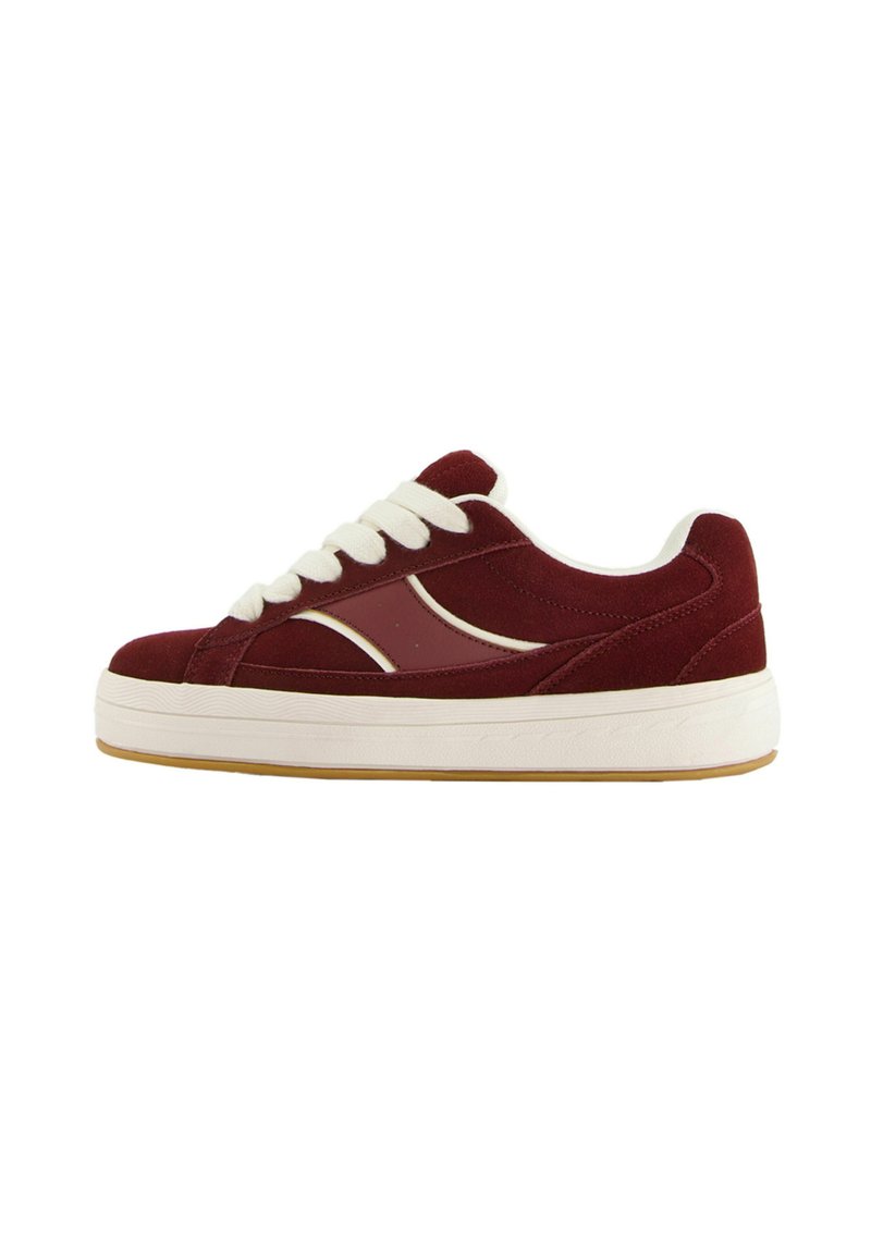 Bordeauxrote Wildleder-Sneaker mit weißen Schnürsenkeln und Zwischensohle, mit einem kontrastierenden Seitengürtel und strukturiertem Außensohle für besseren Halt.