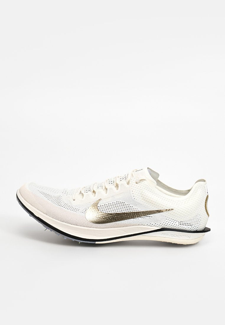 Weißer Sportschuh mit einem Obermaterial aus Mesh, goldfarbenen Akzenten an der Seite, schlanker Form und einer schwarz-weißen, strukturierten Außensohle.
