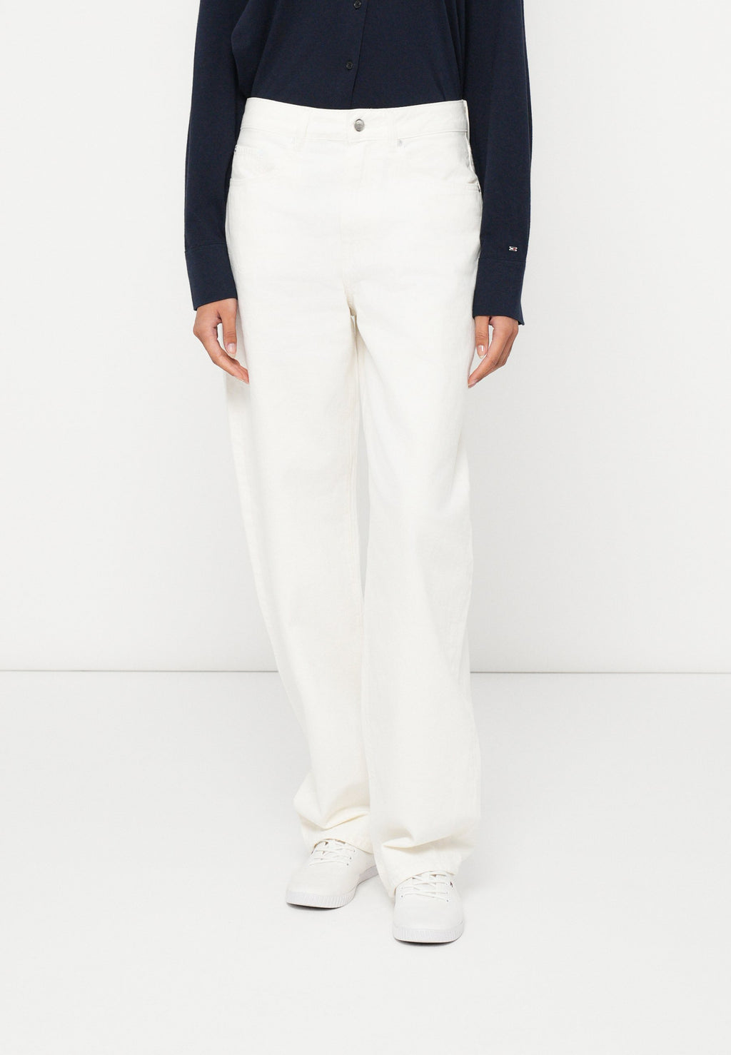 MID RISE TAPERED BARREL LEG WHITE JEANS Media 3