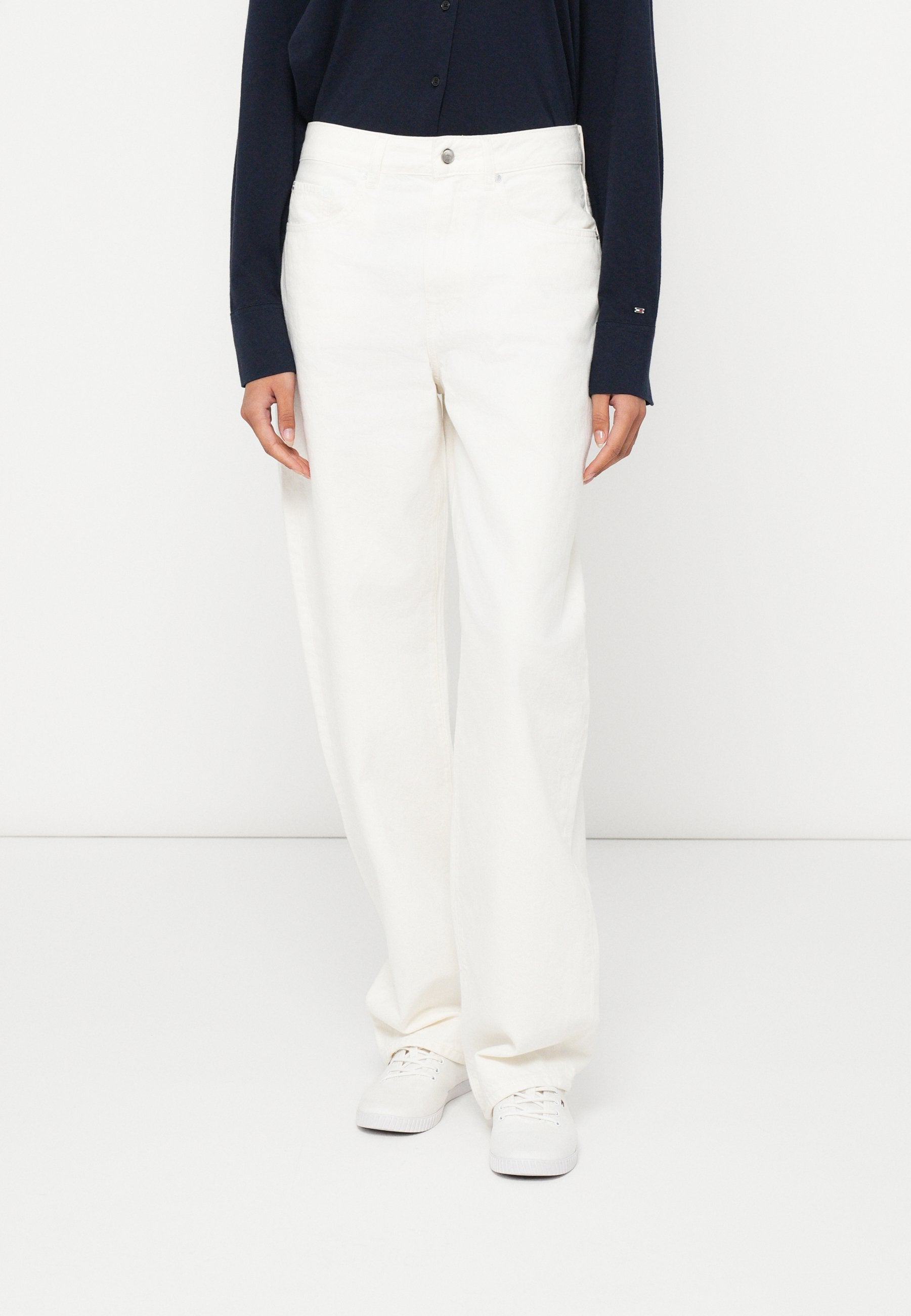 MID RISE TAPERED BARREL LEG WHITE JEANS Media 3
