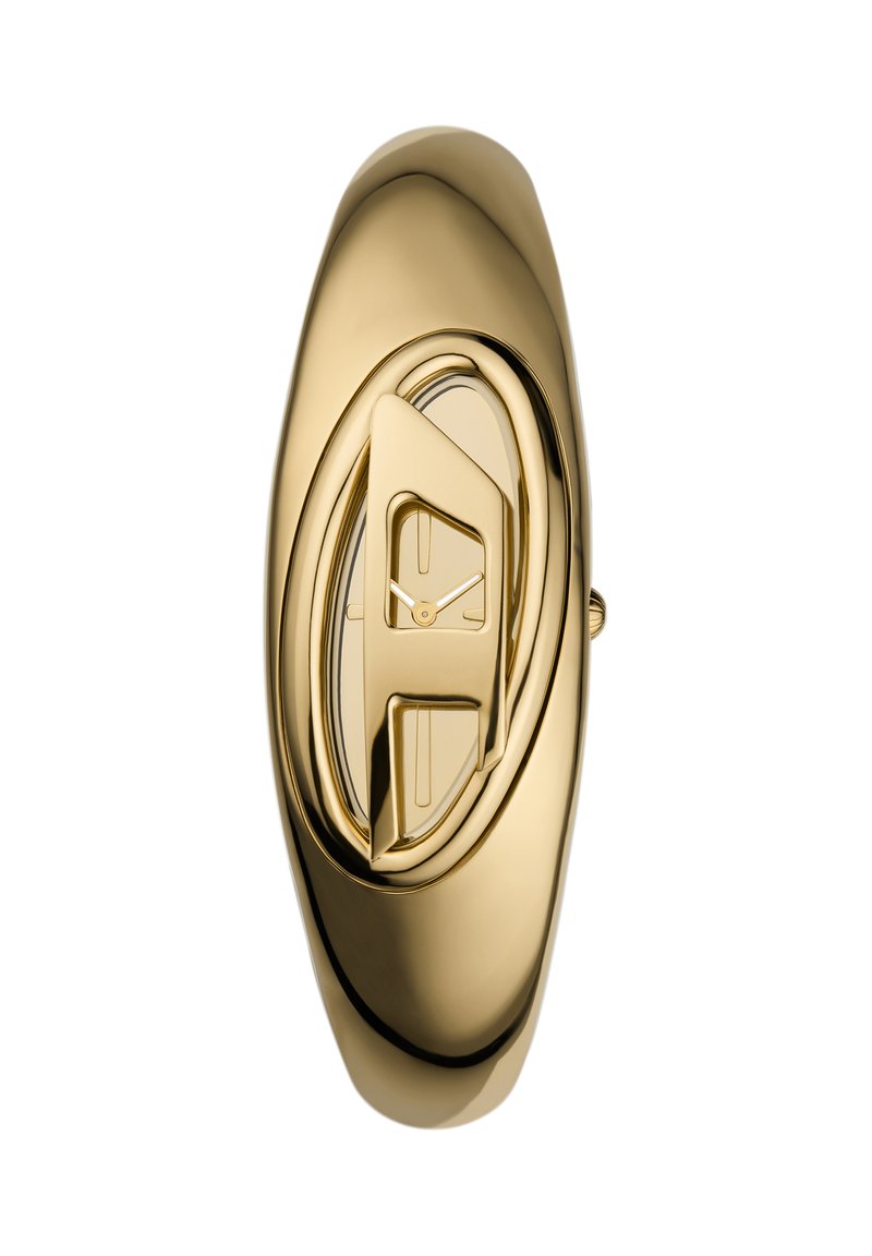 Goldfarbene, stromlinienförmige Armbanduhr mit einem länglichen ovalen Gehäuse und einem kleinen dreieckigen Zifferblatt, das Stunden- und Minutenzeiger anzeigt.