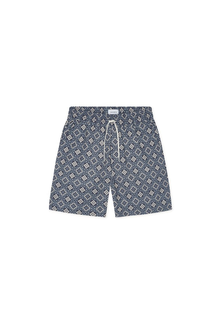 Kurze Badeshorts in Marineblau mit einem hellen, floralen, geometrischen Muster. Kordelzugbund und weicher Stoff mit lockerem Sitz. Mitte Oberschenkel Länge.