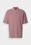 Kurzärmliges Polohemd in gedämpftem Pink, gefertigt aus strukturiertem Stoff. Verfügt über einen Kragen, zwei Knöpfe und dezent gestaltete Logodetails in passender Farbe.