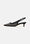 Schwarze Slingback-Pumpe mit spitzem Zehenbereich, verziert mit klaren Pailletten in einem wirbelnden Muster und einem niedrigen Kitten-Heel. Weiches Material und strukturierte Oberfläche.
