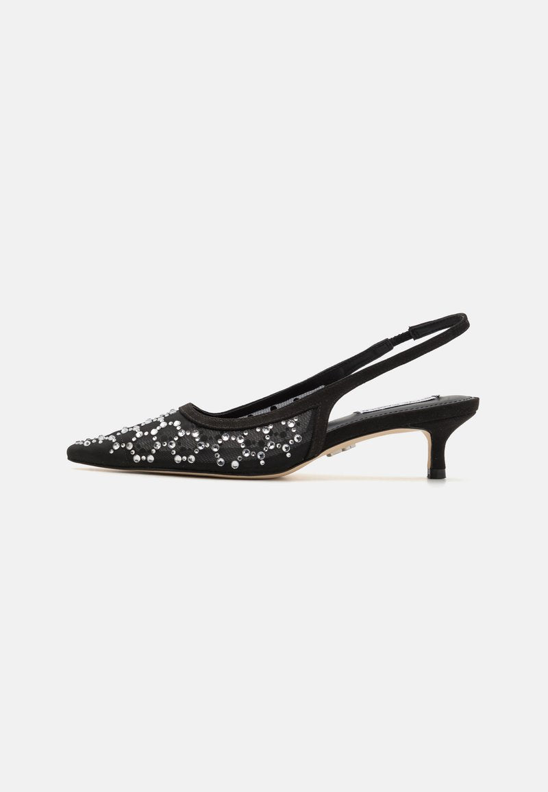 Schwarze Slingback-Pumpe mit spitzem Zehenbereich, verziert mit klaren Pailletten in einem wirbelnden Muster und einem niedrigen Kitten-Heel. Weiches Material und strukturierte Oberfläche.