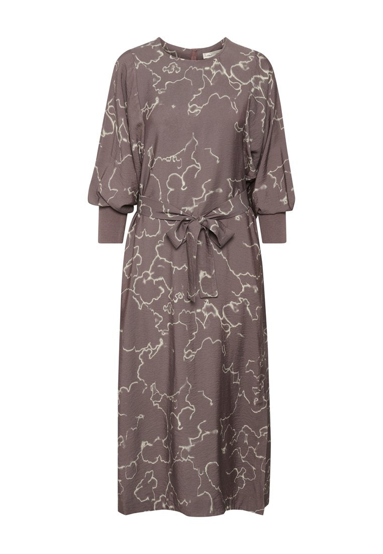 Langes, braunes Kleid mit einem strukturierten, abstrakten weißen Muster. Verfügt über Puffärmel und einen Knoten-Gürtel in der Taille für eine verstellbare Passform.