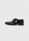 Schwarze Dressschuhe mit einem glänzenden Lackleder-Finish, runder Zehenform und externen Nähten. Sie verfügen über einen niedrigen Absatz und eine Schnürung.