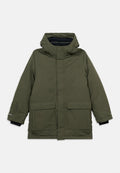 Olivgrüner, isolierter Winterparka mit Kapuze, Frontreißverschluss, Pattentaschen und schwarzen inneren Bündchen für zusätzliche Wärme.