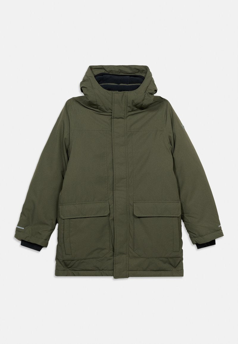 Olivgrüner, isolierter Winterparka mit Kapuze, Frontreißverschluss, Pattentaschen und schwarzen inneren Bündchen für zusätzliche Wärme.