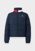 Marineblaue Steppjacke mit hohem Kragen, Frontreißverschluss und zwei Seitentaschen. Mit roten und weißen Akzentstreifen am Kragen.
