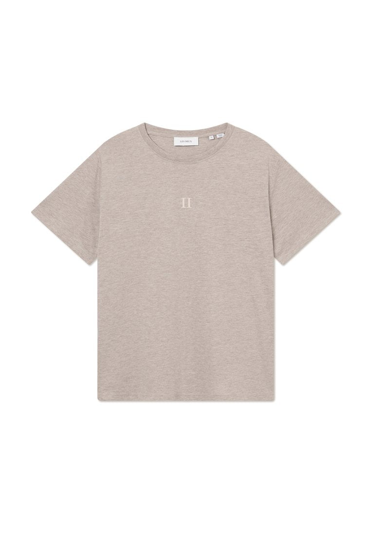 Beige T-Shirt mit kurzen Ärmeln, aus weichem Stoff, mit einem minimalistischen Design und einem kleinen, hellen "II"-Logo in der Mitte.