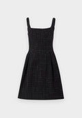 Schwarzes ärmelloses A-Linien-Kleid mit quadratischem Ausschnitt und dezentem silbernem Karomuster, tailliertem Oberteil und plissiertem Rockdetail.