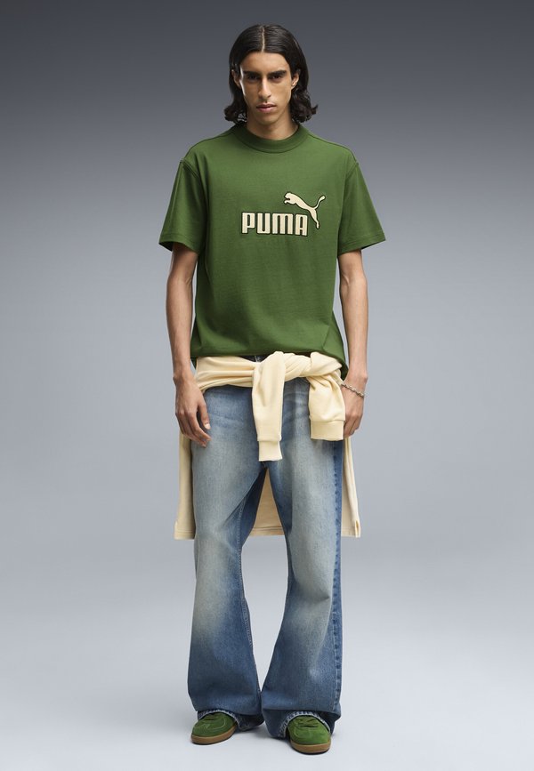 Puma ESSENTIALS ELEVATED NO.1 RELAXED T-SHIRT - Print T-shirt - earthy green