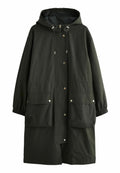 Langer, dunkelgrüner Parka mit Kapuze, ausgestattet mit silbernen Beschlägen, zwei Fronttaschen und elastischen Bündchen. Hergestellt aus strapazierfähigem, leichtem Stoff.