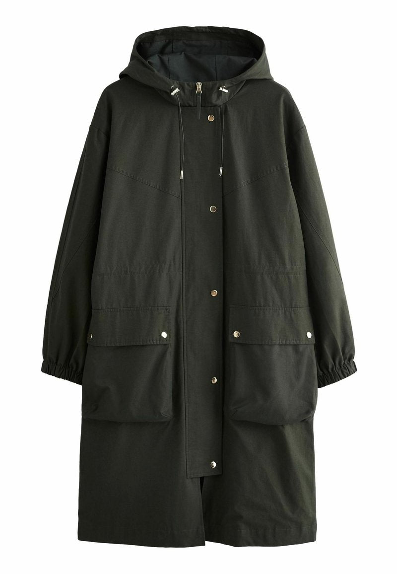 Langer, dunkelgrüner Parka mit Kapuze, ausgestattet mit silbernen Beschlägen, zwei Fronttaschen und elastischen Bündchen. Hergestellt aus strapazierfähigem, leichtem Stoff.