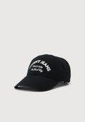 Schwarze Baseballmütze mit gebogenem Schirm, die auf der Vorderseite weiß gestickten Text "TOMMY JEANS SINCE 1985 New York City" zeigt.
