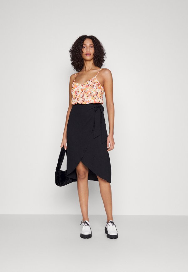 ONLY Tall ONLLUCIE BUTTON SINGLET
