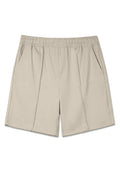 Beige Shorts aus einem glatten, leichten Stoff. Mit einem elastischen Bund und zwei Seitentaschen mit zarten Stichdetails.