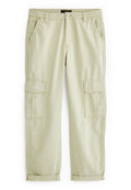 Helle beige Cargo-Hosen mit Knopf- und Reißverschluss, seitlichen Klappentaschen, schrägen Fronttaschen und hochgekrempelten Säumen.