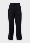 Schwarze Hosen mit geradem Schnitt, aus glattem Stoff, mit Bügelfalte, Gürtelschlaufen und seitlichen Taschen. Eignen sich für formelle Anlässe.