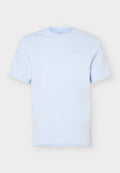Hellblaues Nike T-Shirt mit kurzen Ärmeln, Rundhals und kleinem grauem Nike-Swoosh-Logo auf der linken Brust.
