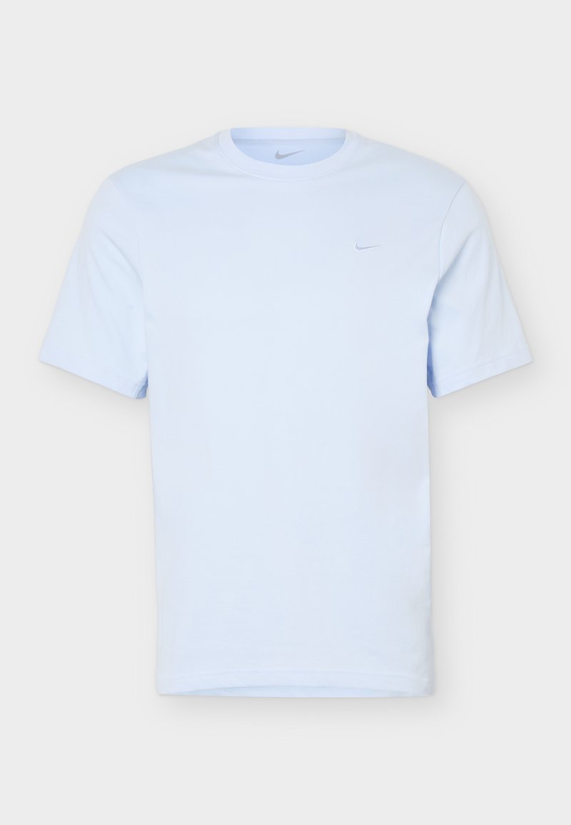 Hellblaues Nike T-Shirt mit kurzen Ärmeln, Rundhals und kleinem grauem Nike-Swoosh-Logo auf der linken Brust.