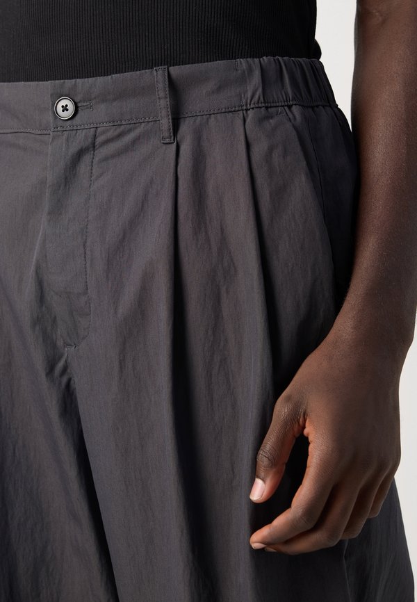 Calvin Klein PLEATED
