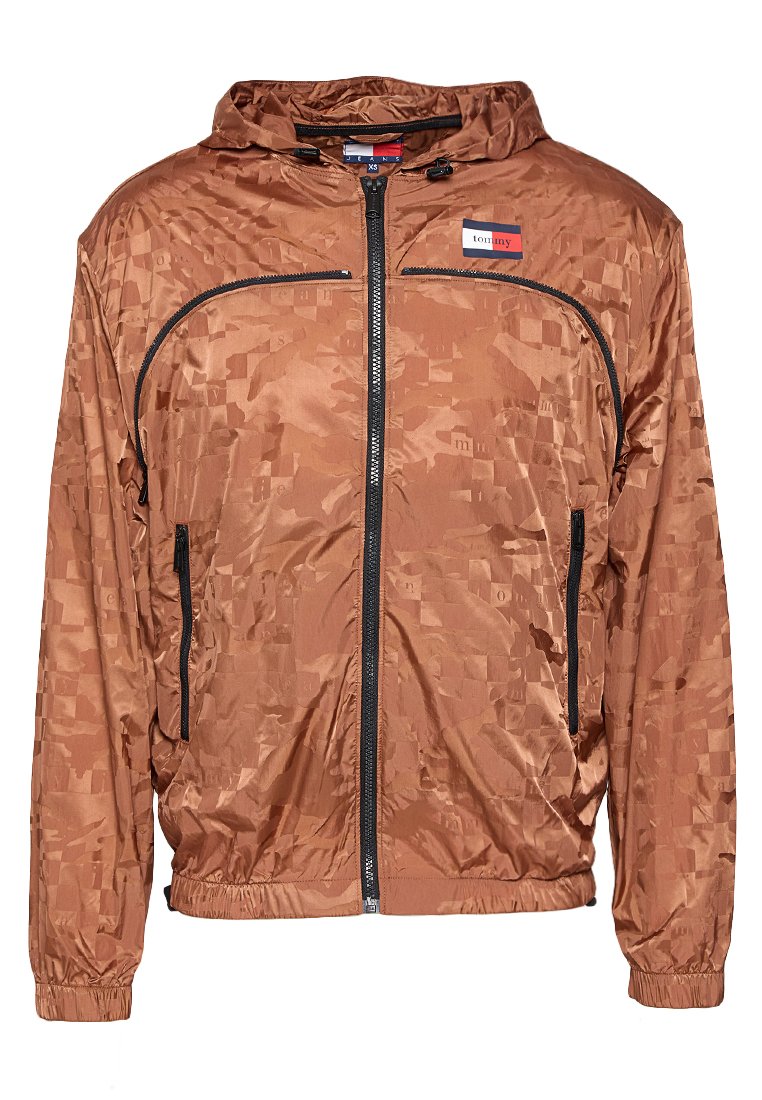 Braune, leichte Jacke mit Kapuze, ausgestattet mit einem Reißverschluss vorne, strukturiertem Muster und schwarzen Akzenten an Taschen und Reißverschluss.