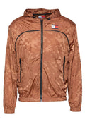 Braune, leichte Jacke mit Kapuze, ausgestattet mit einem Reißverschluss vorne, strukturiertem Muster und schwarzen Akzenten an Taschen und Reißverschluss.
