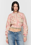 Mit einem Marmor-Muster bedruckte, taillierte Bomberjacke in Pink, ausgestattet mit zwei Brusttaschen sowie elastischen Bündchen und Saum, kombiniert mit blauen Jeans.