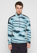 Fleecepullover in Hellblau mit dunkelblauen und schwarzen Wellenmustern, mit Viertelreißverschluss und kontrastierenden schwarzen Schulterakzenten.